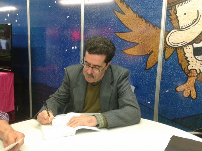 Mariano Sánchez Soler en una firma de libros